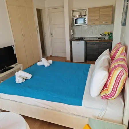 Апартаменти Kolonaki Seaview Ларнака